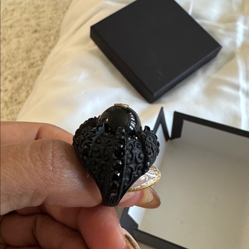 Gucci Black Resin Button Ring with Gold Logo- brand new no tags - Picture 5 of 6